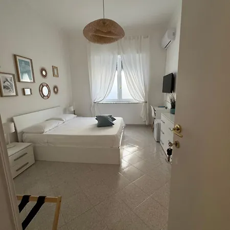 A Due Passi dal Mare B&B-3